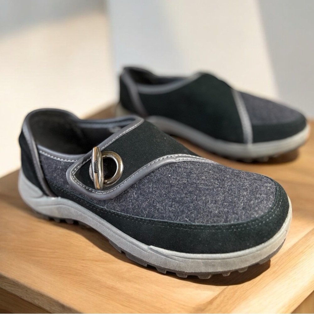 Land’s End-7.5 Women’s Gray wool/Black felt Toggle Closure sneaker. Sporty VGUC!